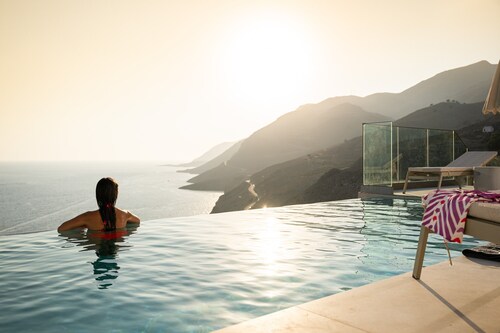 Dóma, panoramic views, and pool.