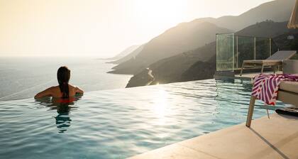 Dóma, panoramic views, and pool.