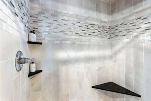 Regadera, secadora de cabello, toallas, shampoo