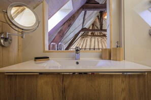 Douche, sèche-cheveux, serviettes fournies, savon