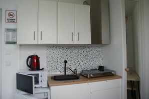 Réfrigérateur, four à micro-ondes, un four, surface de cuisson