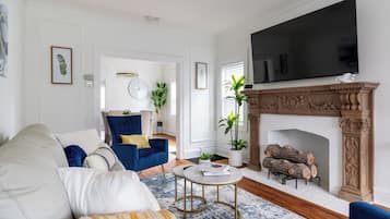 TV connectée, cheminée, écrans d'ordinateur, imprimantes