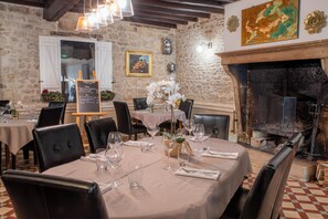 Breakfast and lunch served, French cuisine - Hotel du Roy (Aisey-sur-Seine)