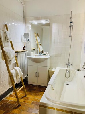 Comfort Triple Room, Bathtub | Bathroom - Hotel du Roy (Aisey-sur-Seine)