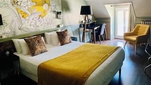 A hotel room with a bed, a desk, and a chair. - Hotel du Roy (Aisey-sur-Seine)