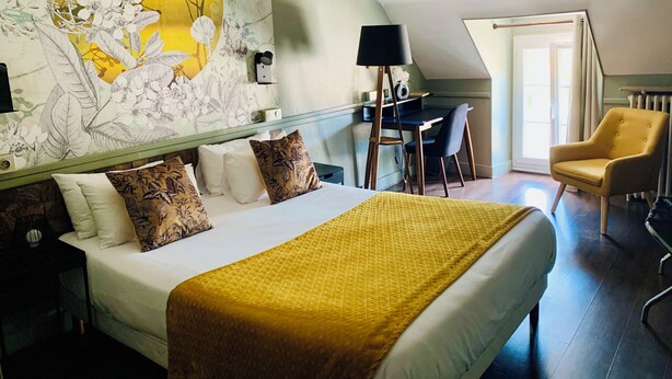 A hotel room with a bed, a desk, and a chair. - Hotel du Roy (Aisey-sur-Seine)