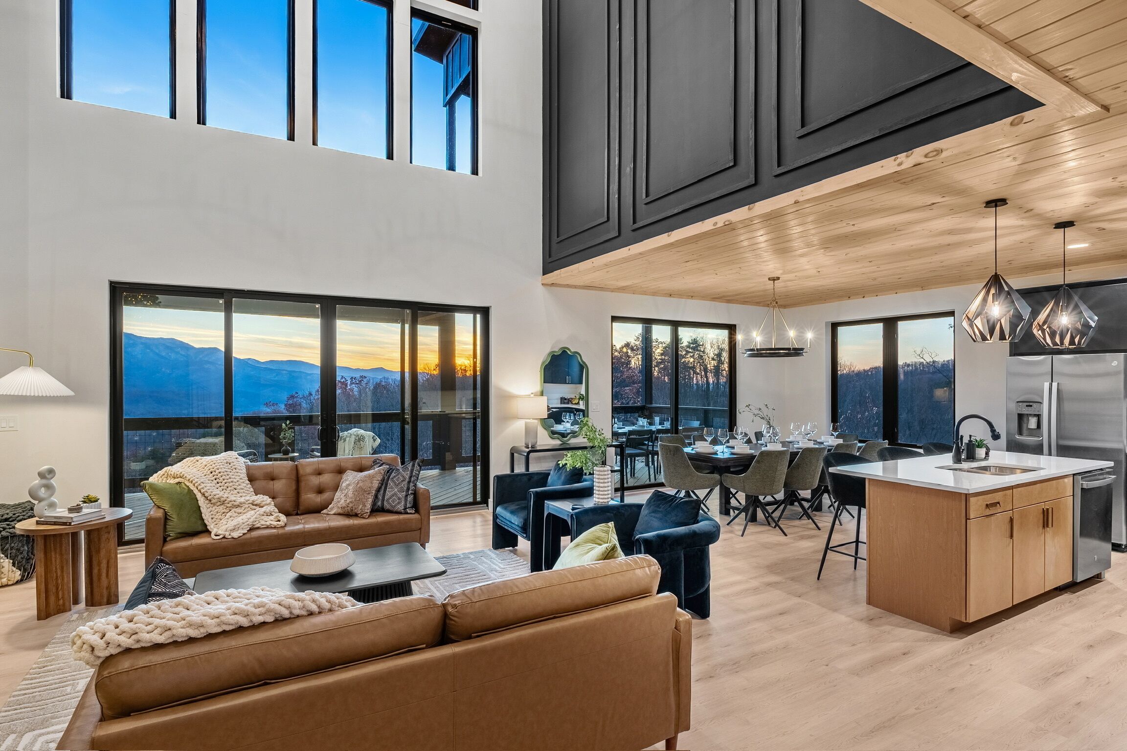 Smart-tv, een open haard, videospelletjes en boeken