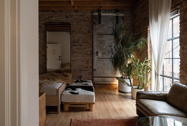 Estudio estándar | Decoración personalizada, muebles diferentes y escritorio