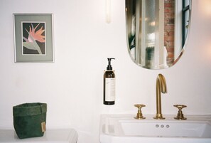 Shower, pengering rambut, sandal, dan handuk