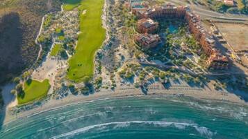 Chaises longues, serviettes de plage