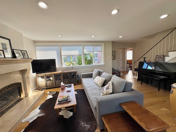 Living area - Charming 3-bedroom house near downtown Half Moon Bay and beaches (Half Moon Bay)
