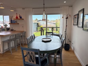 Dining - Charming 3-bedroom house near downtown Half Moon Bay and beaches (Half Moon Bay)