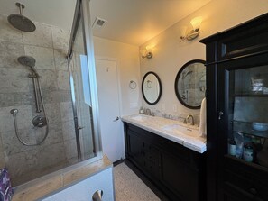 Shower, hair dryer, towels, soap - Charming 3-bedroom house near downtown Half Moon Bay and beaches (Half Moon Bay)