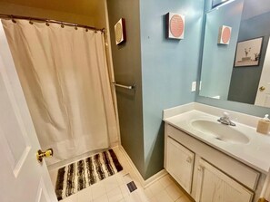 Stadtwohnung, Mehrere Betten, Terrasse, Gartenblick | Badezimmer