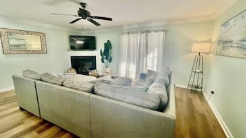 Townhome, Multiple Beds, Patio, Garden View | Living area