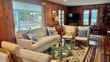 Cottage, Multiple Beds, Patio, Garden View | Living area