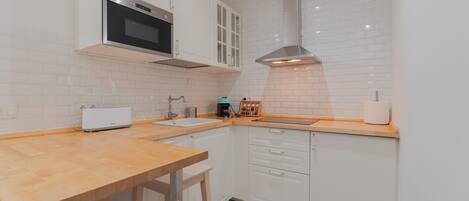 Fridge, microwave, stovetop, dishwasher