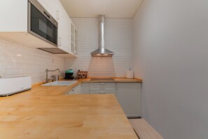 Fridge, microwave, stovetop, dishwasher