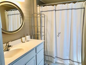 House, Multiple Beds, Fireplace, Garden View | Bathroom