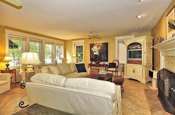 House, Multiple Beds, Patio | Living area