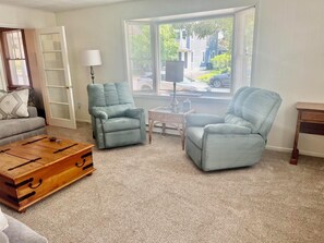 Chaumière, Plusieurs lits, cuisine, vue sur le jardin | Aire de séjour