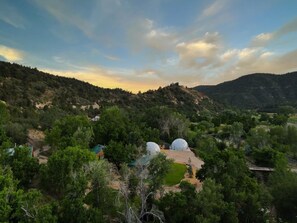 Een strijkplank/strijkijzer, reisbedje, gratis wifi, beddengoed