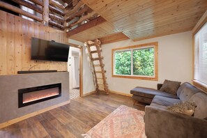 Huisje, 1 slaapkamer, uitzicht op bergen | Woonruimte | Smart-tv