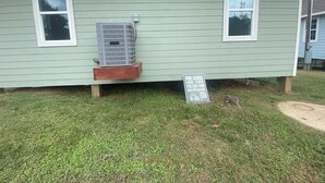 A single-story house with a small front yard, a sign indicating a lease for 3 beds and 2 baths, and an air conditioning unit mounted on the exterior wall. - Fabulous 3-bedroom house with AC in Cleveland (Cleveland)