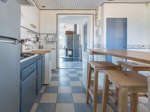 Køleskab, mikrobølgeovn, kaffe-/temaskine