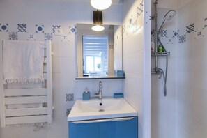 Séchoir à cheveux, serviettes fournies