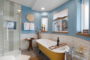 Shower, hair dryer, towels, soap - Poolside Getaway with Spacious Outdoor Living & 6 Cozy Beds!! (Spokane)