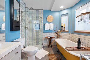 Shower, hair dryer, towels, soap - Poolside Getaway with Spacious Outdoor Living & 6 Cozy Beds!! (Spokane)
