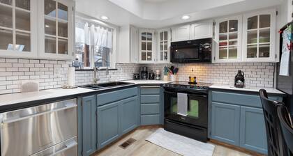 Poolside Getaway with Spacious Outdoor Living & 6 Cozy Beds!!