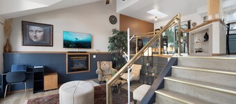 Poolside Getaway with Spacious Outdoor Living & 6 Cozy Beds!!