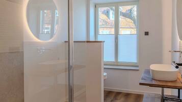 Dusche, Haartrockner, Handtücher, Seife