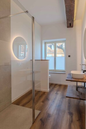 Shower, hair dryer, towels, soap - Kraans Huus | De Kemenate (Bad Bentheim)