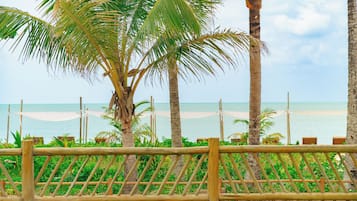 På stranden, hvit sand, solsenger og parasoller