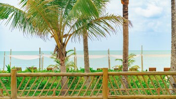 Ubicación a pie de playa, arena blanca, tumbonas y sombrillas