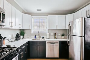 冷蔵庫、電子レンジ、オーブン、コンロ