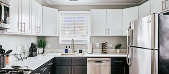 Charming & Cozy Getaway - A Heroic Stay Awaits!