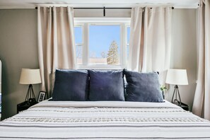 2 soverom, skrivebord, strykejern/-brett og reiseseng for barn