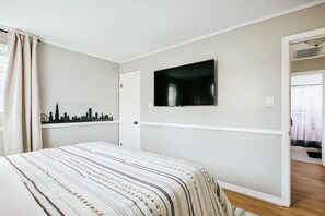 2 slaapkamers, een bureau, een strijkplank/strijkijzer, reisbedje