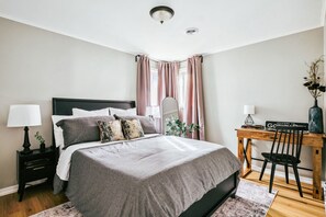 2 slaapkamers, een bureau, een strijkplank/strijkijzer, reisbedje