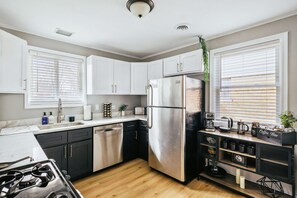 Refrigerador, microondas, horno y parrilla de estufa 
