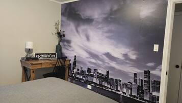 2 habitaciones, escritorio y tabla de planchar con plancha