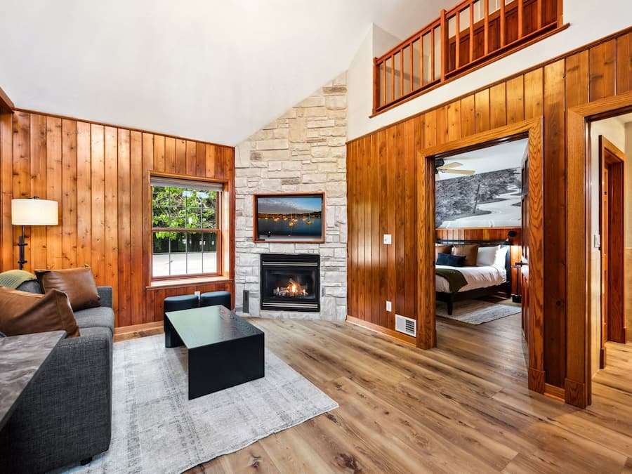 Suite – standard, 1 queensize-seng med sovesofa, 1. etasje | Oppholdsområde | En 55-tommers smart-TV med kabel-kanaler