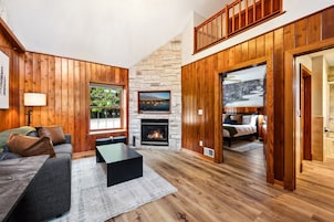 Suite estándar, 1 cama de matrimonio con sofá cama, planta baja | Zona de estar | Smart TV de 55 pulgadas con canales por cable