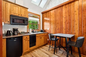 Suite Standard, 1 grand lit et 1 canapé-lit, rez-de-chaussée | Cuisine privée | Four à micro-ondes, cafetière-théière
