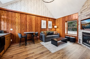 Suite estándar, 1 cama de matrimonio con sofá cama, planta baja | Zona de estar | Smart TV de 55 pulgadas con canales por cable