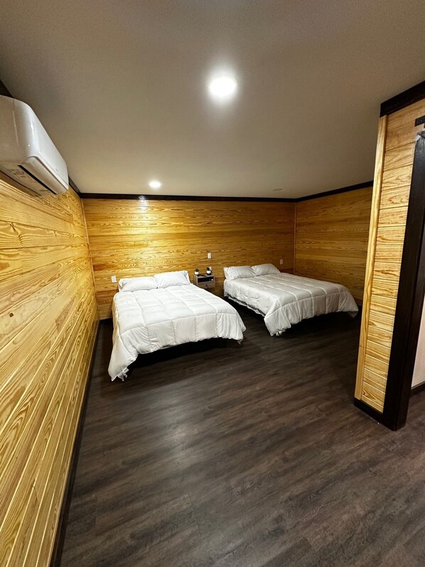 1 bedroom, iron/ironing board, WiFi, bed sheets - Cozy 1-bedroom with WiFi and AC in charming Timpson (Timpson)